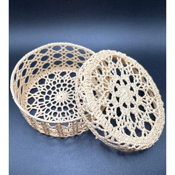 Crocheted Lidded Trinket/Vanity Box Round Starched Vintage Cottage Core Decor - Picture 1 of 8